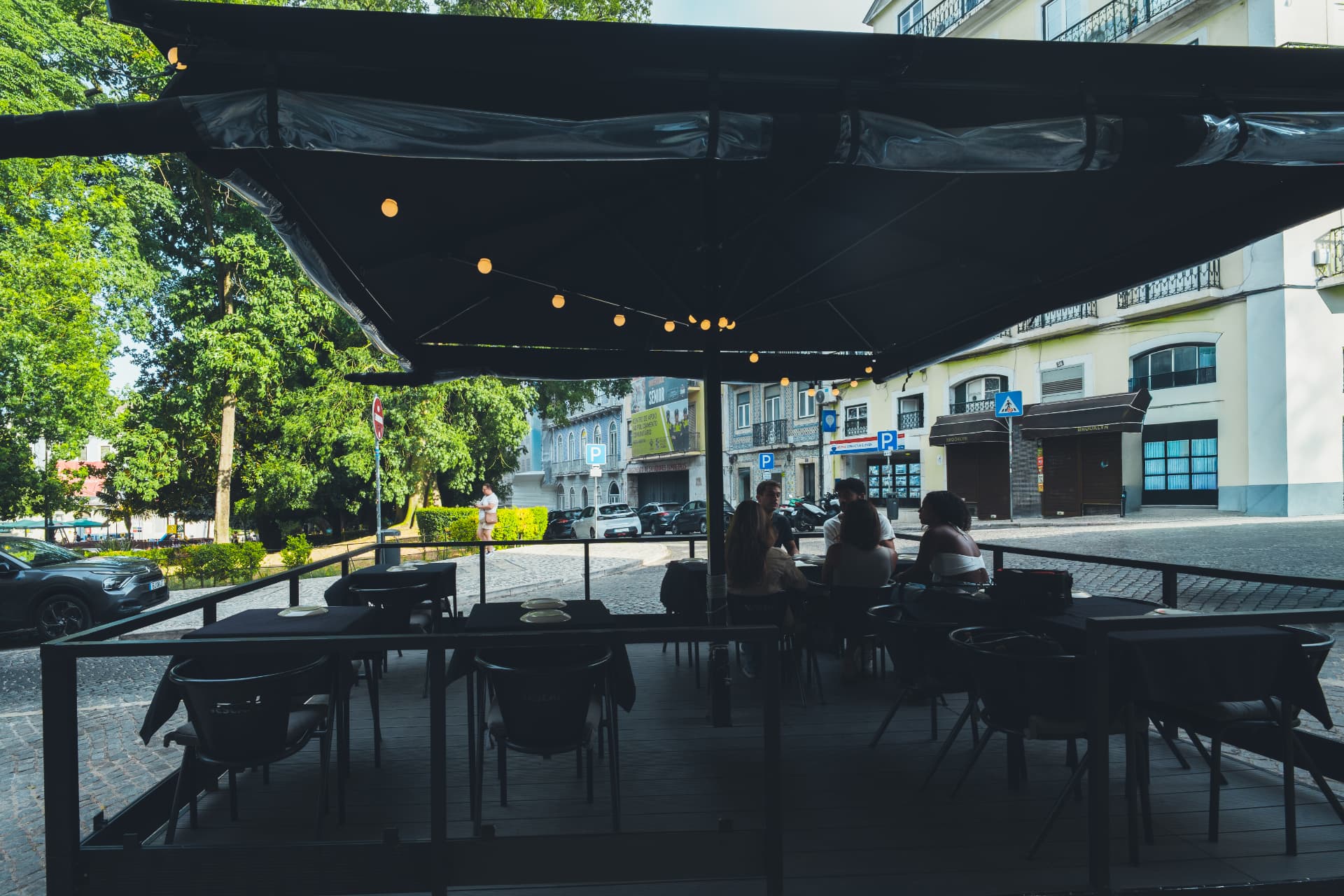 Esplanada do restaurante Green Burger em Lisboa